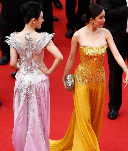 Một chút bất cẩn khi mặc váy quây có thể khiến nghệ sĩ lộ miếng lót che ngực.