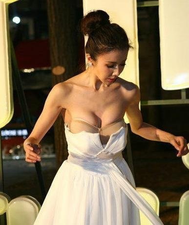 Tôn Phi Phi với pha tụt váy trên thảm đỏ có một không hai.