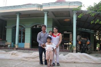 Em bé trong “Cánh đồng hoang” giờ thành tỷ phú - 2 Thuận cùng vợ con.
