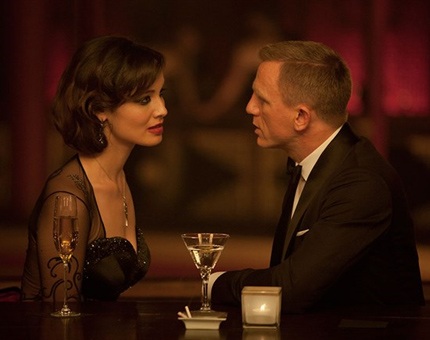 “Bond girl” tiết lộ về mẫu bạn trai lý tưởng - 4 Bérénice Marlohe và Daniel Craig trong một cảnh quay của