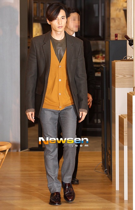 Won Bin mặc vest kiết hợp với áo len có phần nghiêm nghị.