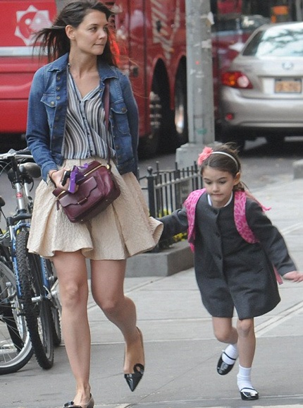 Katie Holmes diện váy xòe dạo phố cùng con gái - 1 Katie Holmes trẻ trung với váy ngắn xòe đón con đi học về, ngày 12/11.