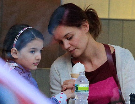 Katie Holmes diện váy xòe dạo phố cùng con gái - 5 Katie Holmes đưa con gái Suri đi chơi và ăn kem hồi cuối tuần vừa rồi.