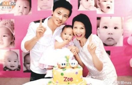 Thái Thiếu Phân và chồng hạnh phúc bên con gái đầu lòng trong tiệc sinh nhật 1 tuổi của cô bé.