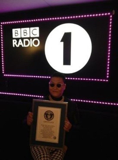 Psy khoe chứng nhận kỷ lục Guinness khi tới phỏng vấn tại đài BBC.