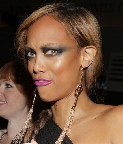 Những khoảnh khắc xấu tệ của “sao” - 12 Còn ai nhận ra đây là siêu mẫu da màu đình đám, giám khảo xinh đẹp của chương