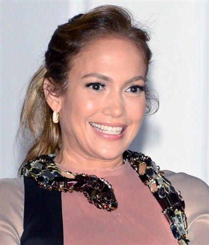 Những khoảnh khắc xấu tệ của “sao” - 17 Jennifer Lopez lộ hết cả nếp nhăn và bụn mỡ dưỡi cằm khi cười hết cỡ như thế này.