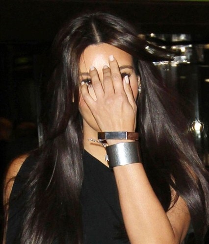 Những khoảnh khắc xấu tệ của “sao” - 19 Không hiểu tại sao Kim Kardashian lại phải lấy tay giấu đi gương mặt xinh đẹp của cô?