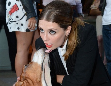 Những khoảnh khắc xấu tệ của “sao” - 9 Mischa Barton luôn sẵn sàng đón nhận những nụ hôn ở tất cả những nơi cô xuất hiện.