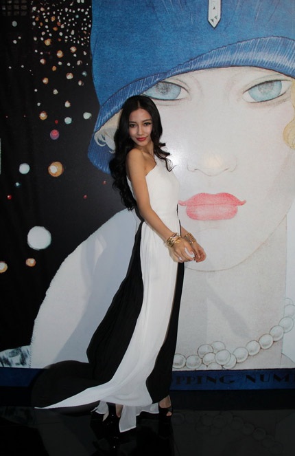 Nữ diễn viên sắp 40 tuổi trông thật thanh mảnh dù đang mang bầu hơn hai tháng.