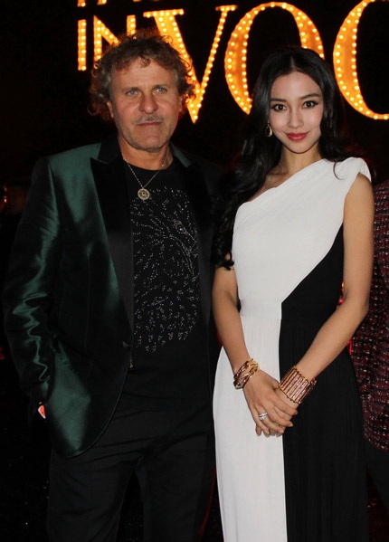 Nữ diễn viên sắp 40 tuổi trông thật thanh mảnh dù đang mang bầu hơn hai tháng.