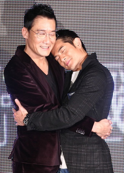 Quách Phú Thành âu yếm bạn cùng giới