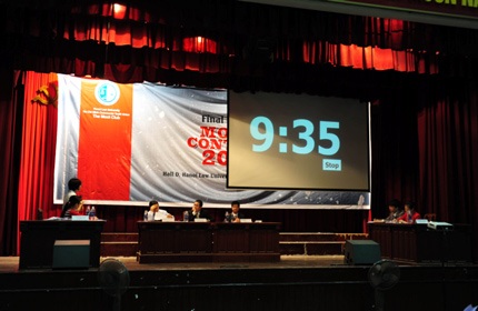 Sinh viên Việt hăng hái tranh tụng bằng tiếng Anh - 4 Moot Contest