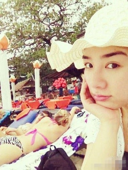 Những hình ảnh mới nhất của Huỳnh Dịch đều được chụp ở nước ngoài.