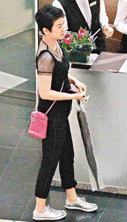 Huỳnh Dịch lộ bụng bầu khi đi mua sắm.