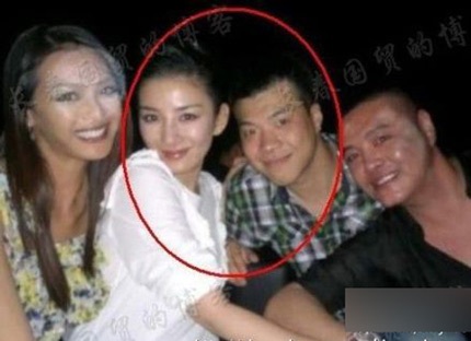 Huỳnh Dịch và người yêu hiện tại lộ ảnh đi chơi cùng vài người bạn hồi đầu năm 2012.