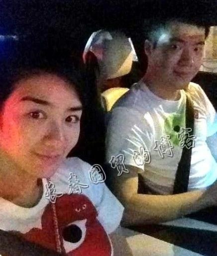 Huỳnh Dịch và người yêu hiện tại lộ ảnh đi chơi cùng vài người bạn hồi đầu năm 2012.