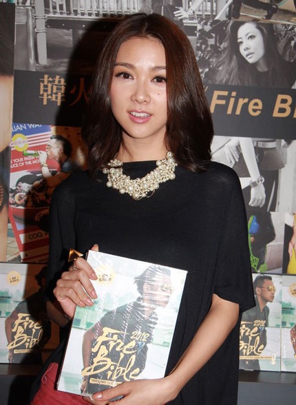 Cô ca sĩ kiêm diễn viên nổi tiếng của Hồng Kông diện tất lưới, quần short và áo đuôi tôm lạ mắt.