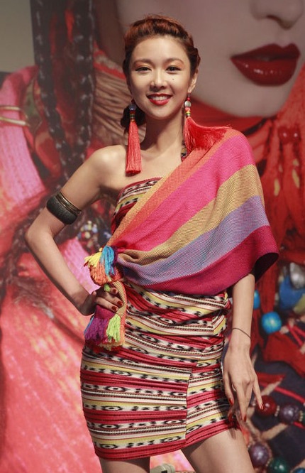 Cô ca sĩ kiêm diễn viên nổi tiếng của Hồng Kông diện tất lưới, quần short và áo đuôi tôm lạ mắt.