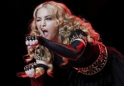 “Nữ ca sĩ thời nay mặc không khác diễn viên phim cấp ba”