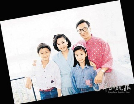 Mẹ ruột của Tạ Đình Phong lộ ảnh “nóng” thời trẻ - 5 Tạ Đình Phong khi nhỏ (trái) cùng cha mẹ và em gái.