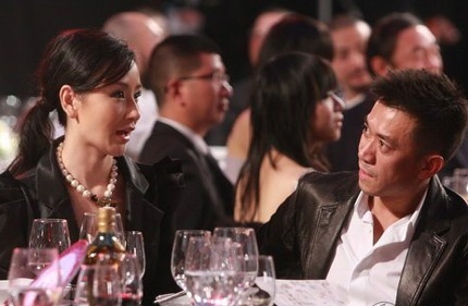 Tôn Ninh thở phào nhẹ nhõm khi người trợ lý chạy ra cứu nguy cho cô.