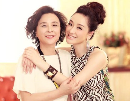 Tôn Ninh và mẹ ruột tham gia buổi chụp hình cho một tạp chí thời trang hồi tháng 5 vừa rồi.