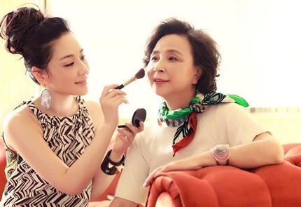 Tôn Ninh và mẹ ruột tham gia buổi chụp hình cho một tạp chí thời trang hồi tháng 5 vừa rồi.