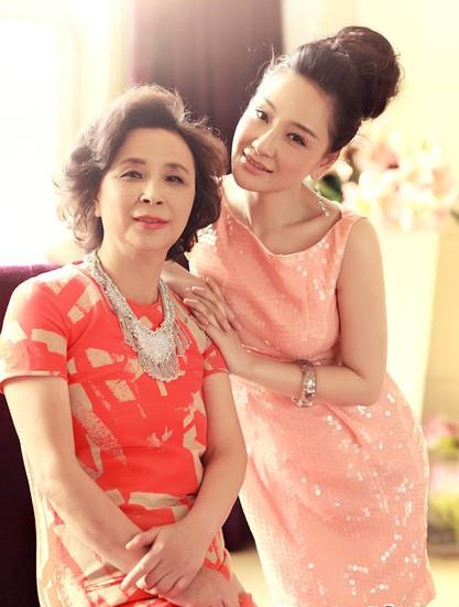 Tôn Ninh và mẹ ruột tham gia buổi chụp hình cho một tạp chí thời trang hồi tháng 5 vừa rồi.