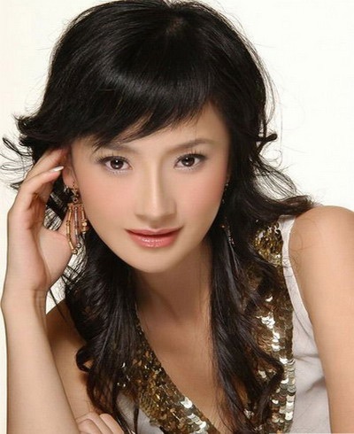 Tôn Ninh thở phào nhẹ nhõm khi người trợ lý chạy ra cứu nguy cho cô.