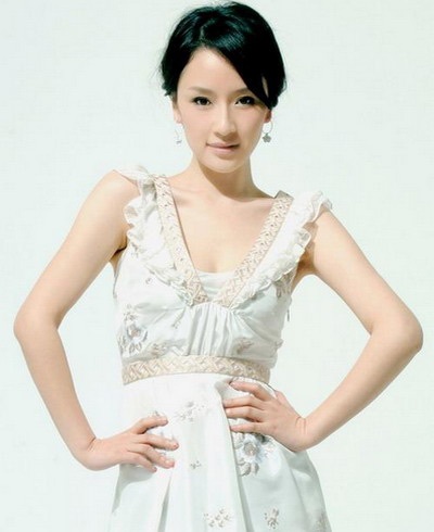 Tôn Ninh thở phào nhẹ nhõm khi người trợ lý chạy ra cứu nguy cho cô.