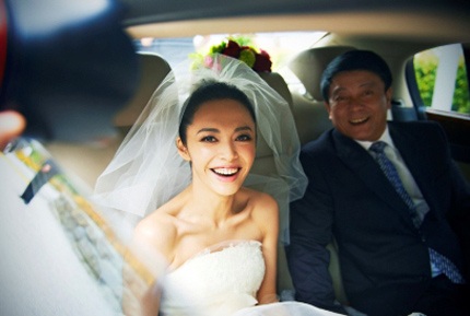 “Biểu tượng thời trang” Diêu Thần bí mật lấy chồng - 1 Diêu Thần rạng rỡ bên chồng - nhà quay phim Tào Úc trong đám cưới tại New Zealand, ngày 17/11.