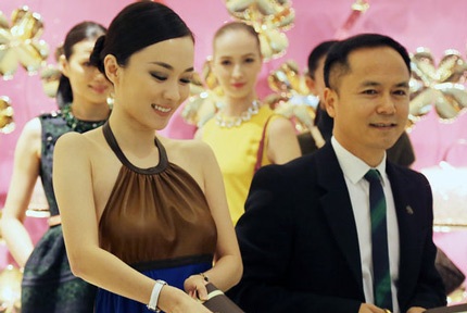 Người đẹp khoe trọn vẹn tấm lưng trần khi tham dự một sự kiện tối 23/11.