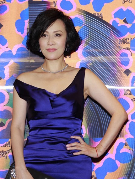 Người đẹp khoe trọn vẹn tấm lưng trần khi tham dự một sự kiện tối 23/11.