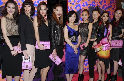 Lưu Gia Linh nổi bật khi đứng bên cạnh những người mẫu kém cô tới hai chục tuổi.