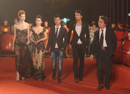 Hồng Quế (trái) sải bước trên thảm đỏ cùng nhiều nghệ sĩ khác.