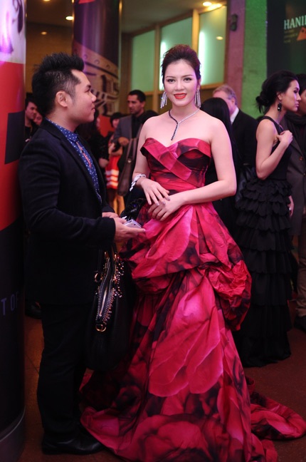 Lý Nhã Kỳ kiêu sa với đầm đỏ