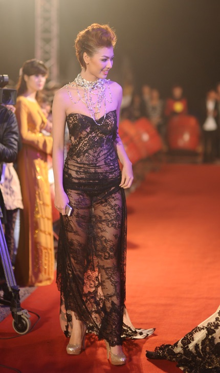 Bộ trang phục không thể hở hơn của Hồng Quế khiến giới truyền thông ngao ngán.