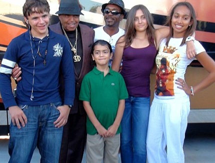 Ông Joe Jackson bên các cháu, trong đó có ba đứa con của ngôi sao quá cố Michael Jackson.