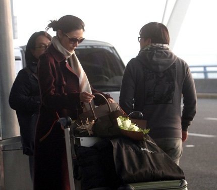 Lý Gia Hân ngượng nghịu khi bị “soi” vòng hai