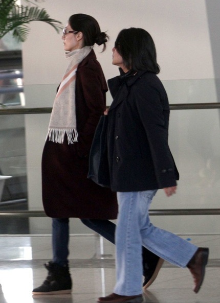 Lý Gia Hân ngượng nghịu khi bị “soi” vòng hai