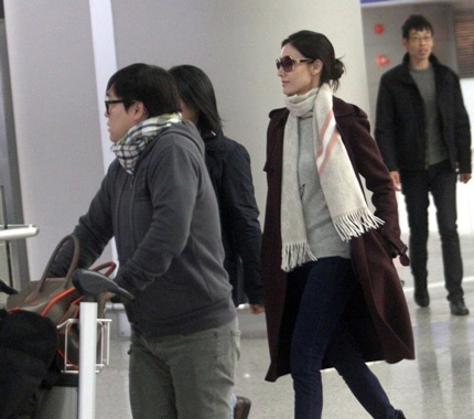 Lý Gia Hân ngượng nghịu khi bị “soi” vòng hai