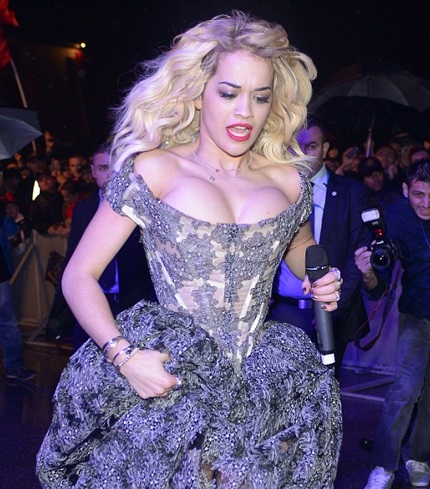 Nghẹt thở với pha “bức tử” vòng một của Rita Ora - 2 Chiếc váy quây ôm sát của nữ ca sĩ sinh năm 1990 khiến khán giả có cảm giác như muốn nghẹt thở.