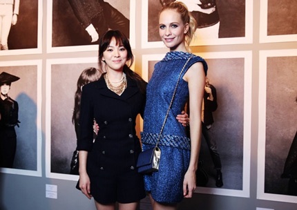 Song Hye Kyo chụp ảnh với Poppy Delevingne