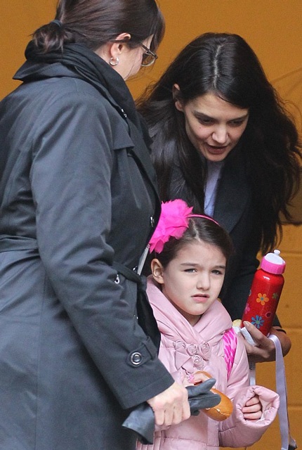 Sau kỳ nghỉ sa hoa với cha ruột, bé Suri hạnh phúc bên mẹ