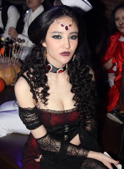 Thiên thần gợi cảm Lưu Vũ Hân hóa trang vô cùng gợi cảm.