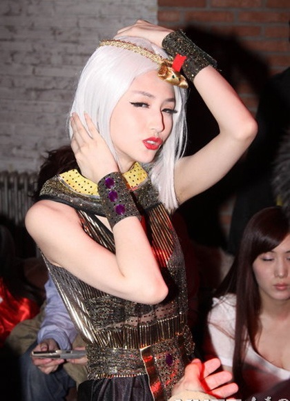 Cô thu hút mọi ánh nhìn của những người có mặt tại buổi tiệc hóa trang.