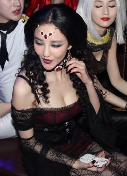 Cô thu hút mọi ánh nhìn của những người có mặt tại buổi tiệc hóa trang.