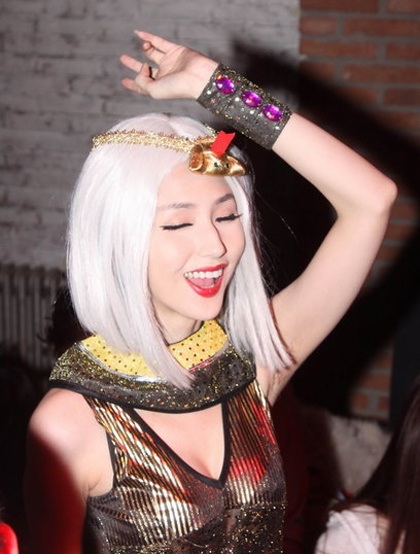 Cô thu hút mọi ánh nhìn của những người có mặt tại buổi tiệc hóa trang.