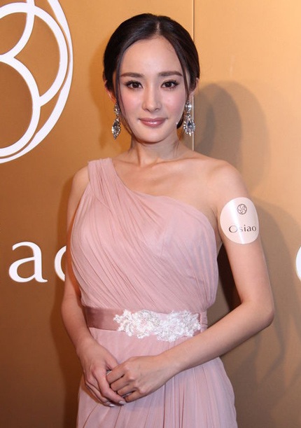 Ngôi sao đang lên trông thật dịu dàng và sang trọng với váy màu hồng nhạt.